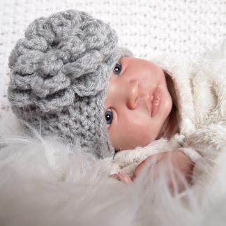 gehaakte-baby-beanie-muts-met-grote-bloem