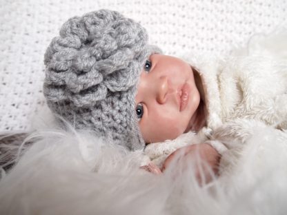 gehaakte-baby-beanie-muts-met-grote-bloem