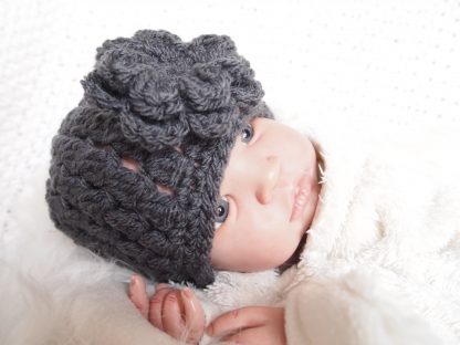 gehaakte-baby-beanie-met-bloem