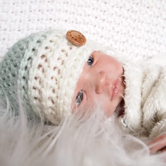 gehaakte-baby-beanie-muts-met-knoop