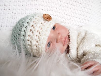 gehaakte-baby-beanie-muts-met-knoop