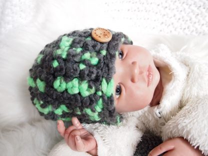 gehaakte-baby-beanie-met-knoop