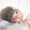 gehaakte-baby-beanieklot-met-knoop