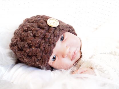 baby-beanieklot-met-knoop