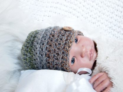 gehaakte-baby-beanie-met-knoop