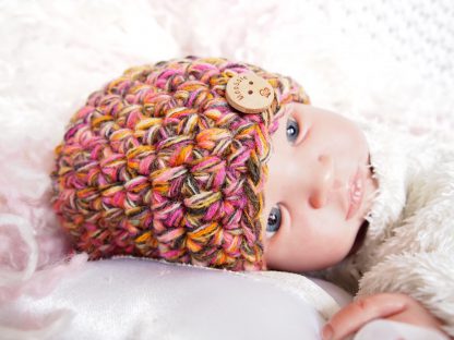 gehaakte-baby-beanie-muts-met-knoop