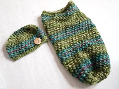 gehaakte-baby-beaniemuts-met-cocoon