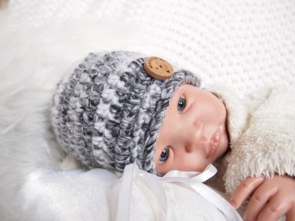 gehaakte-baby-beanie-met-knoop