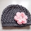 baby-mutsje-met-bloem