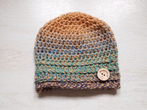 gehaakte-baby-beanie-met-knoop