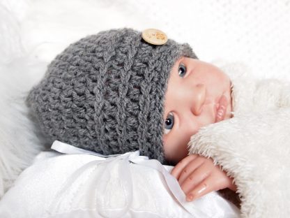 gehaakte-baby-beanie-met-knoop