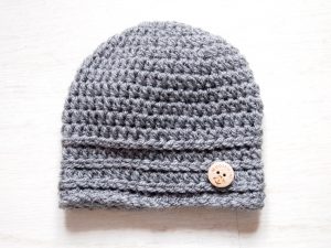 gehaakte-baby-beanie-met-knoop