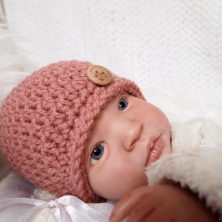 gehaakte-baby-beanie-met-knoop