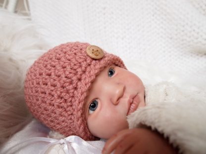 gehaakte-baby-beanie-met-knoop