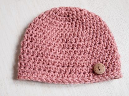 gehaakte-baby-beanie-met-knoop