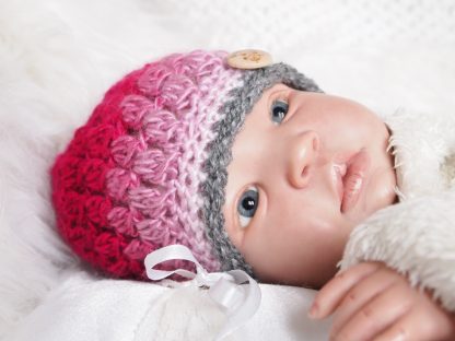 gehaakte-baby-beanie-met-knoop